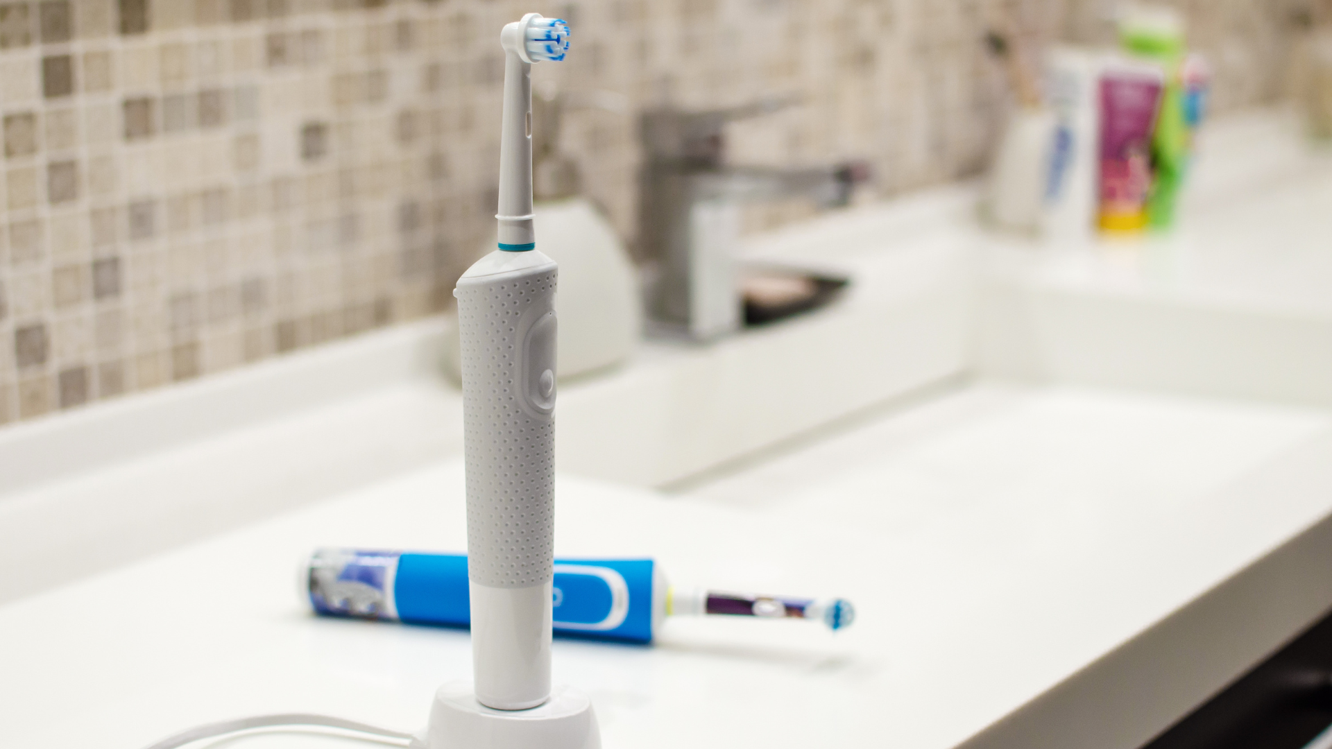 Como limpar a escova de dente elétrica